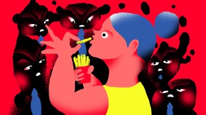 o femeie care mananca cartofi