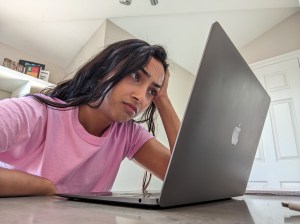 Side hustle vrouw kijkt naar een laptop